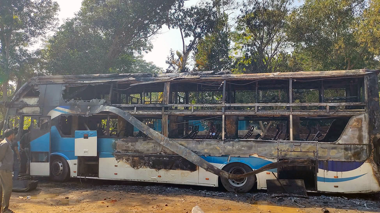 কক্সবাজারে দাঁড়িয়ে থাকা বাসে হঠাৎ আগুন